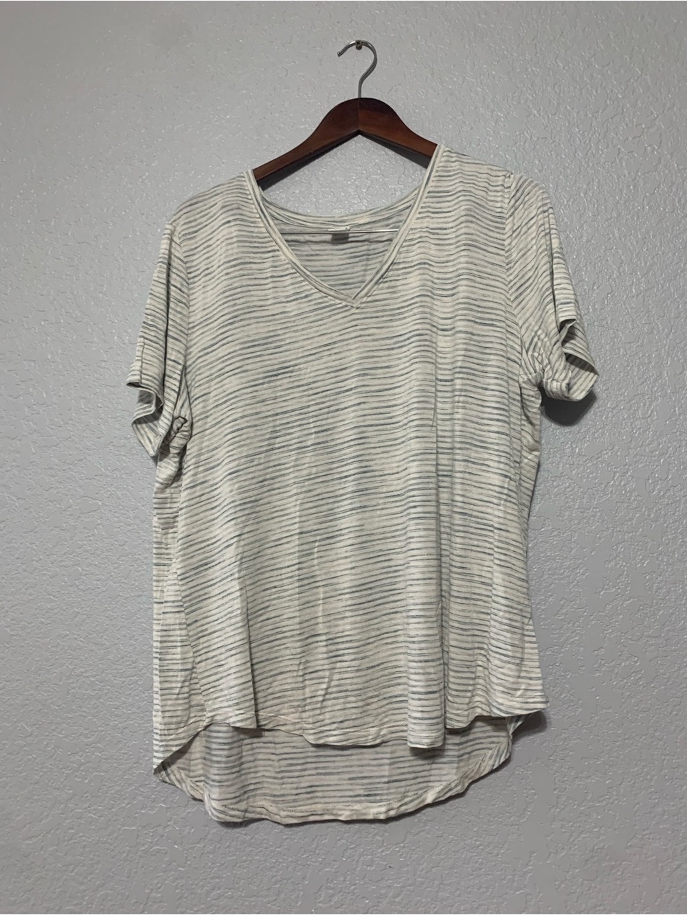 Old Navy Short Sleeve V-Neck Striped Tee - Cream & Light Gray
